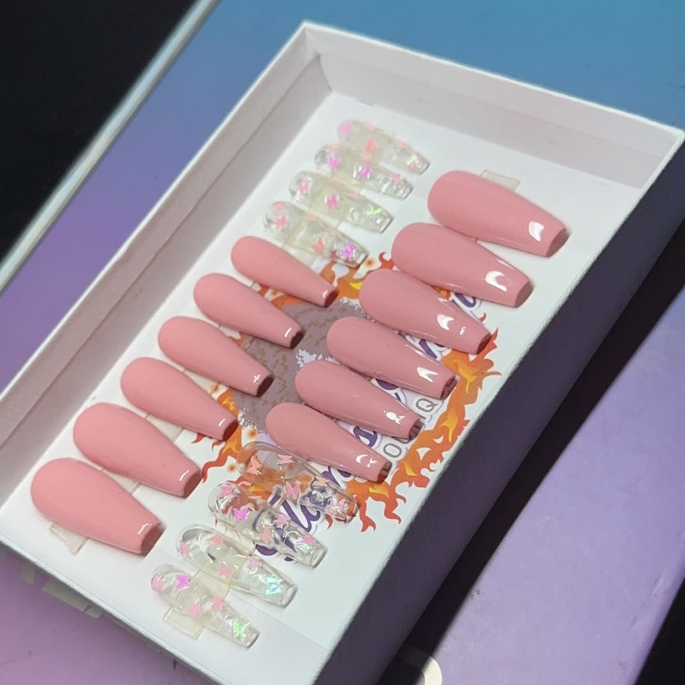 -20 piece pressonnails
-Gel polish 
-Acrylic Nails 
-Last 2-3 weeks 
-Reusable